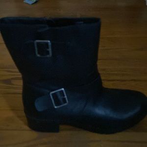 Black boots with buckle